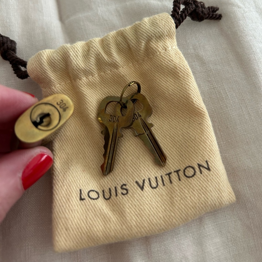 Louis Vuitton lock and two key set 304 with dust bag - authentic